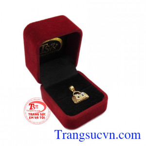 Mặt dây thích hợp làm quà tặng cho các bé gái trong những dịp sinh nhật hoặc ngày tết. Mặt nữ vàng kitty