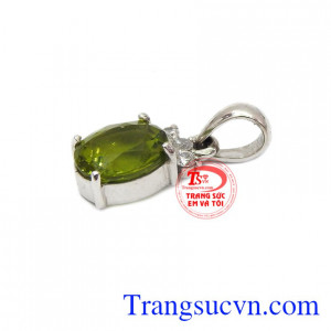 Peridot là loại đá có màu sắc kết hợp giữa vàng cao quý và xanh lục hi vọng. Mặt peridot mệnh Hỏa. Mặt peridot mệnh Hỏa