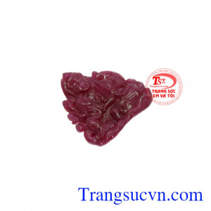 Mặt phật bà Ruby an lành được chế tác tinh xảo, tỉ mỉ từ đá Ruby thiên nhiên.