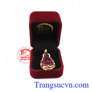Mặt phật có thể kết hợp cùng dây chuyền vàng hoặc dây da bọc vàng. Mặt phật bà ruby mệnh hỏa