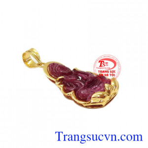 Mặt phật bà ruby mệnh hỏa được chế tác từ vàng tây 14k cùng đá ruby thiên nhiên. 
