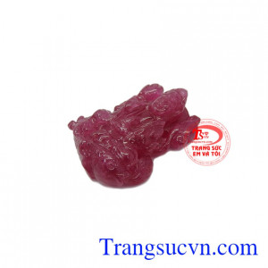 Mặt phật bà Ruby từ bi giúp xua đuổi những điềm xấu, mang lại điềm lành cho gia chủ.