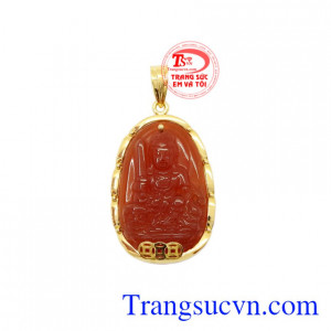 Mặt Phật bản mệnh tuổi Mão bọc vàng là sản phẩm được chế tác từ đá mã não thiên nhiên bọc vàng 14k. Mặt Phật bản mệnh tuổi Mão bọc vàng