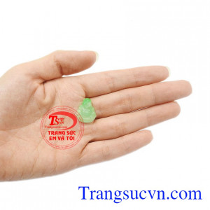 Mặt phật di lặc cẩm thạch nhỏ xinh thích hợp với những chị em mảnh mai, thích phong cách trang nhã, thanh lịch.