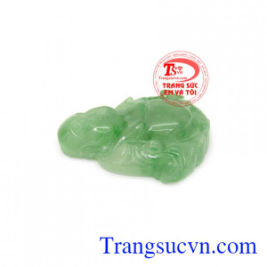 Ngọc cẩm thạch là loại ngọc mang nguồn năng lượng tích cực cho con người, có thể hỗ trợ điều trị các bệnh về hệ thần kinh, tiêu hóa và rất tốt trong việc hạ sốt