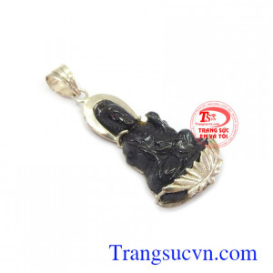 Mặt phật quan âm sapphire có tác dụng mang lại may mắn, tài lộc và bình an cho người đeo, được nhiều người sử dụng như là lá bùa hộ mệnh cho bản thân