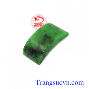 Ngọc cẩm thạch còn là viên đá có tác dụng giải trừ tà khí, mang lại may mắn, tài lộc và bình an cho người đeo