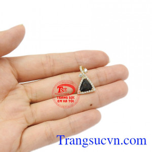 Sản phẩm thích hợp làm quà tặng cho người phụ nữ của bạn trong những dịp đặc biệt. Mặt sapphir thiên nhiên quyến rũ