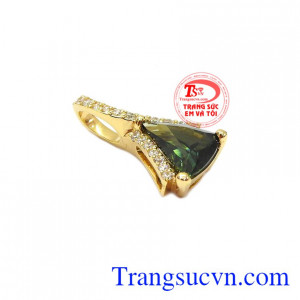 Mặt sapphir thiên nhiên sang trọng được thiết kế mang phong cách quyến rũ, tinh tế và đầy ấn tượng.