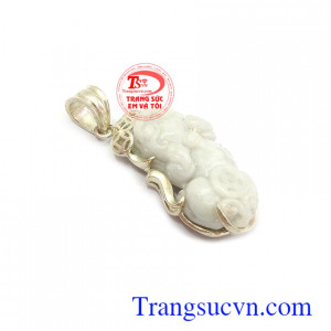 Mặt tỳ hưu cõng tiền ngọc jadeite phù hợp nhiều loại dây chuyền khác nhau