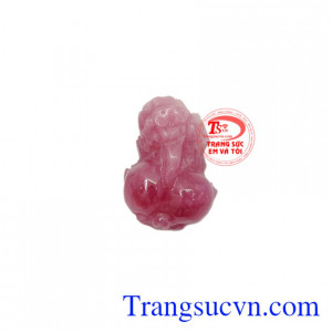 Mặt tỳ hưu ruby đẹp là sản phẩm có thể được dùng làm mặt nhẫn, màu sắc bắt mắt.