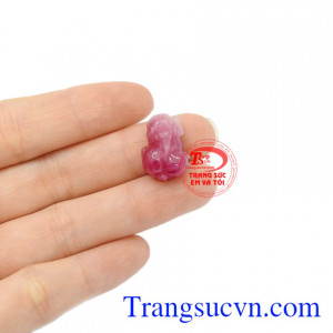 Do đó đá ruby được coi như bùa hộ mệnh giúp gia chủ tránh được những vận xui. Mặt tỳ hưu ruby đẹp.