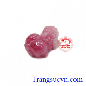Theo quan niệm của người phương Đông màu đỏ tượng trưng cho sự may mắn, thành công. Mặt tỳ hưu ruby đẹp.