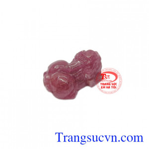Với ý nghĩa luôn cầu chúc điềm lành, may mắn cho gia chủ. Mặt tỳ hưu ruby nhỏ xinh