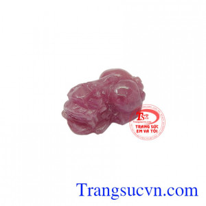 Mặt tỳ hưu ruby nhỏ xinh có thể làm quà tặng cho người thân, bạn bè.