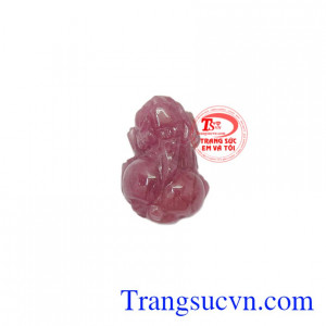 Mặt tỳ hưu ruby nhỏ xinh được chạm khắc nhỏ nhắn, phù hợp làm mặt nhẫn.