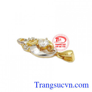 Với thiết kế này, sản phẩm thích hợp cho nhiều độ tuổi. Mặt vàng cho nữ quý phái