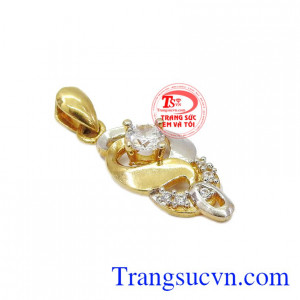 Mặt vàng cho nữ quý phái được thiết kế sang trọng và tinh tế. Mặt vàng cho nữ quý phái