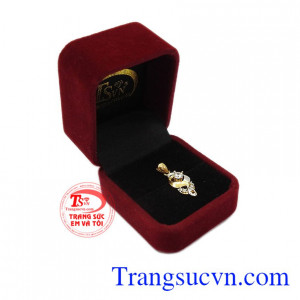 Sản phẩm kết hợp vàng màu và vàng trắng tạo ấn tượng cho người dùng. Mặt vàng cho nữ quý phái