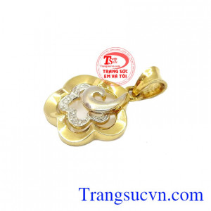 Sản phẩm kết hợp vàng màu và vàng trắng tạo sự ấn tượng. Mặt vàng hoa cách điệu