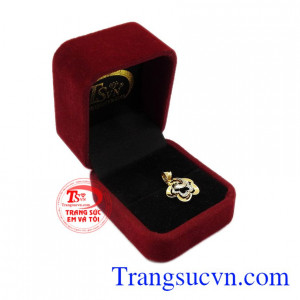 Mặt dây thích hợp làm quà tặng cho người thân và bạn bè. Mặt vàng hoa cách điệu