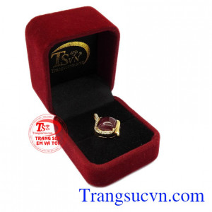Mặt vàng ruby quý phái có thể làm quà tặng cho người thân và bạn bè.