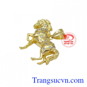 Mặt vàng tuổi ngọ mang lại vẻ nam tính, quyền lực. Trong phong thủy ngựa là con vật trung thành nhất, là biểu tượng của sự kiên trì bền bỉ.