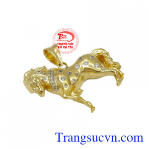 Mặt dây tuổi ngọ vàng tây,đeo cùng dây chuyền vàng.