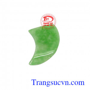 Móng ngọc cẩm thạch Jadeite thường có màu sắc đẹp hơn, trong và cứng chắc hơn