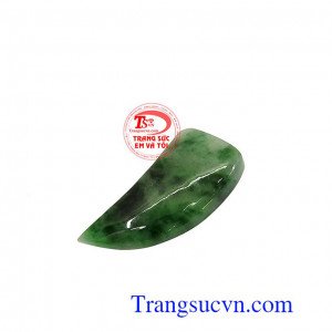 Móng ngọc cẩm thạch thiên nhiên có màu xanh đầy sức sống, sự tươi mát, nhẹ nhàng, thoải mái có người nhìn
