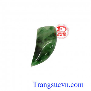 Móng ngọc cẩm thạch thiên nhiên đã rất được ưa chuộng, bởi người ta tin rằng chúng có thể mang đến tiền tài, vận khí, sức khỏe