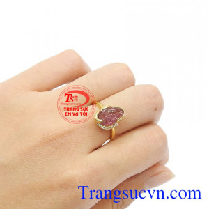 Sản phẩm bảo hành uy tín, giao hàng toàn quốc. Nhẫn chiếc lá tourmalin thiên nhiên.