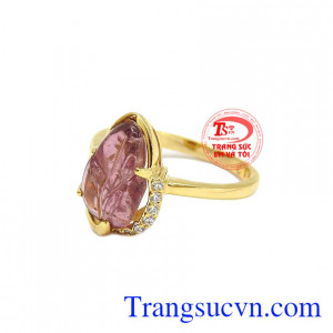 Đá tourmalin hợp phong thủy, có tác dụng trong cải thiện sức khỏe, giúp người dùng được bình an và thư giãn. Nhẫn chiếc lá tourmalin thiên nhiên