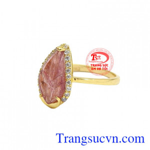 Thiết kế tinh tế, sang trọng thu hút mọi ánh nhìn. Nhẫn chiếc lá tourmalin xinh xắn