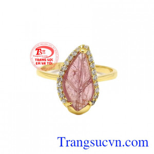 Nhẫn chiếc lá tourmalin xinh xắn được kết hợp từ vàng tây 14k, đá tourmalin thiên nhiên và đá cz. 