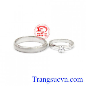 Nhẫn cưới bên nhau trọn đời được chế tác từ vàng 14k sáng bóng, bền đẹp.