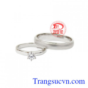 Với thiết kế đơn giản nhưng vô cùng tinh tế giúp cho ngày lễ trọng đại của bạn thêm sang trọng hơn. Nhẫn cưới bên nhau trọn đời.
