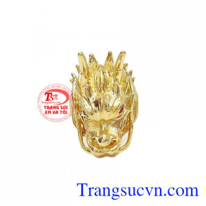 Các chi tiết kết hợp với nhau hài hòa tạo nên một sản phẩm hoàn hảo cho phái mạnh. Nhẫn đầu rồng mạnh mẽ