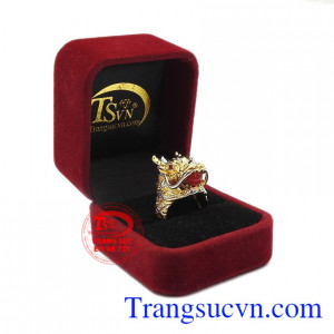 Sản phẩm thích hợp với nhiều trang phục và phụ kiện. Nhẫn đầu rồng thời trang vàng 10k