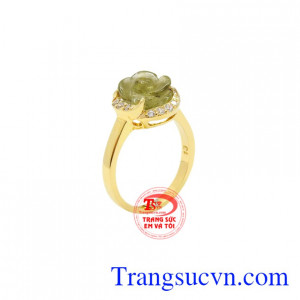 Nhẫn hoa tinh tế Tourmaline là sản phẩm kết hợp giữa đá Tourmaline thiên nhiên và vàng 14k.