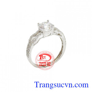 Nhẫn kim cương vàng trắng 18k là sản phẩm nhẫn nữ vàng tây đẹp được các bạn nữ yêu thích
