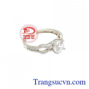 Sản phẩm nhẫn nữ vàng trắng gắn kim cương giá rẻ với kiểu dáng đẹp, mẫu mã đa dạng, thích hợp với nhiều bạn nữ