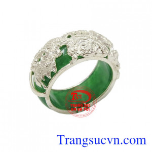 Nhẫn nam bọc rồng là sản phẩm được chế tác 3D chạm khắc hình rồng đẹp, thiết kế tinh xảo, đặc sắc