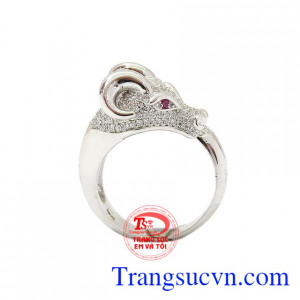 Thiết kế mới lạ, hợp thời trang mang đến cho người dùng sự sang trọng và độc đáo. Nhẫn nam tuổi sửu vàng trắng