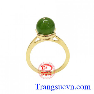 Nhẫn nephrite thời trang được kết hợp từ ngọc cẩm thạch thiên nhiên và vàng tây 10k. Nhẫn nephrite thời trang