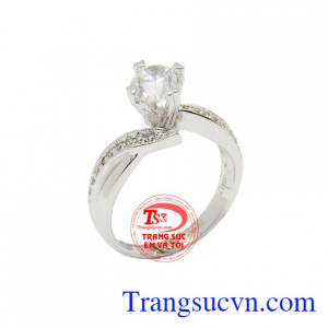 Nhẫn nữ 18k vàng trắng sang, chiếc nhẫn nữ đính đá thiết kế tinh tế với những đường nét cong dịu dàng, vàng trắng 18k sáng, sang trọng, bền màu thể hiện nét quyễn rũ và quyền lực của phái đẹp