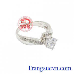 Nhẫn nữ 18k vàng trắng sang mang đến vẻ đẹp sang trọng cho người đeo