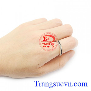Có thể kết hợp nhiều loại trang phục. Nhẫn nữ bạc 92.5 phong cách mang lại sự trẻ trung, năng động.