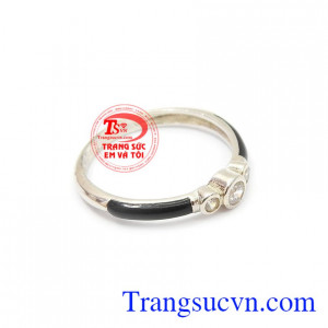 Nhẫn nữ bạc đính đá sang trọng được thiết kế đơn giản, tinh tế