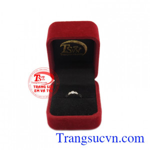 Nhẫn nữ bạc phù hợp với nhiều loại trang phục và phong cách khác nhau.